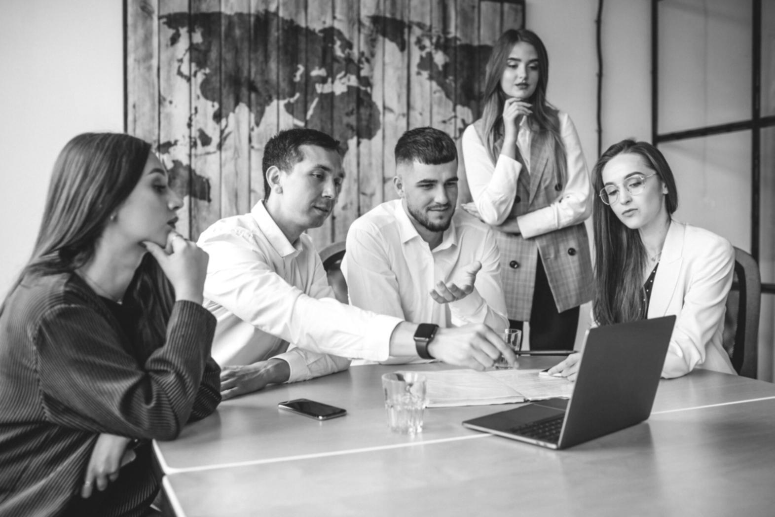 Erste Kunden und Produktentwicklung bei melbriquos