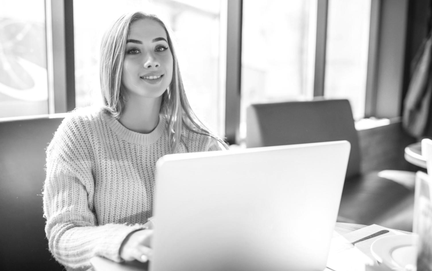 Professionelle Budgetberatung und Finanzplanung in modernem Büroumfeld