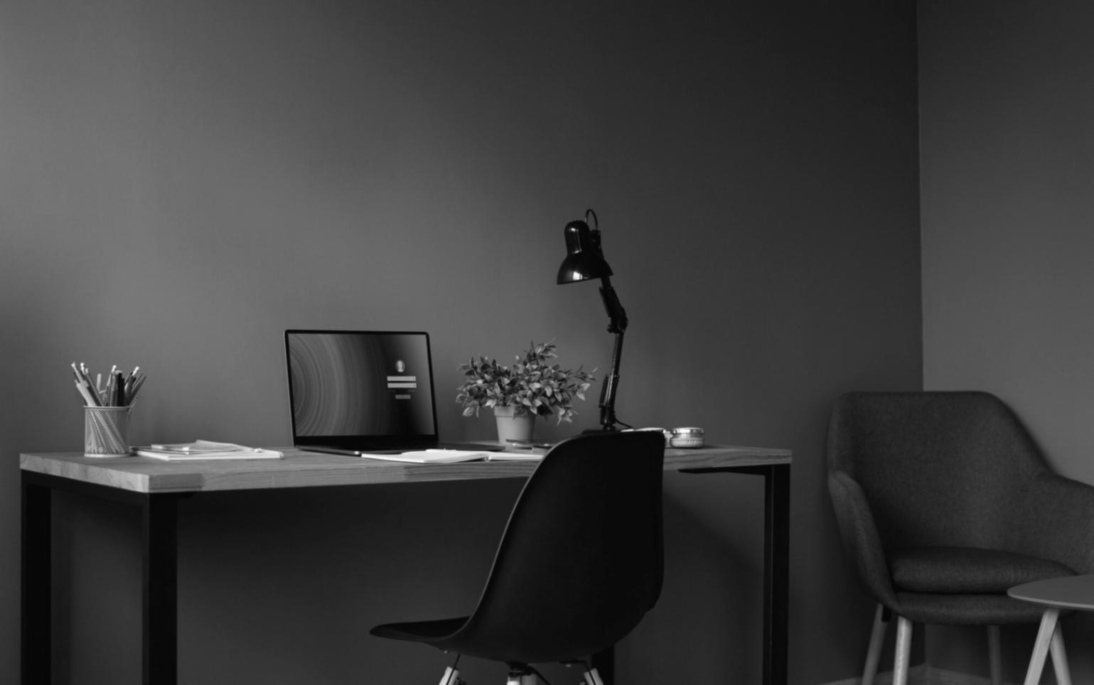 Team-Meeting zur Besprechung von Finanzberichten