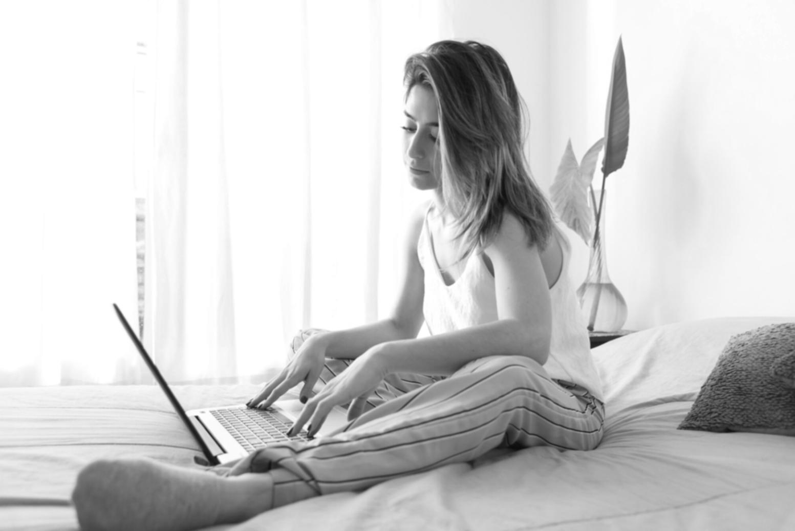 Moderne Büroumgebung mit Finanzanalyse auf dem Bildschirm