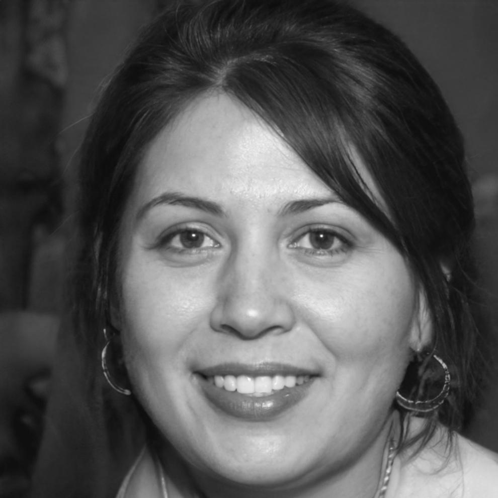 Zufriedene Kundin arbeitet an ihrem Laptop