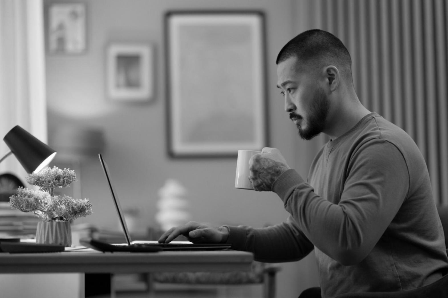 Detaillierte Finanzanalyse und Diagramme auf dem Computer